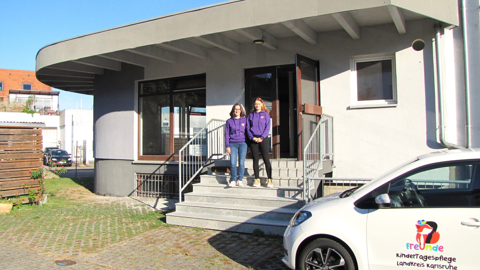 Aude Leblanc und Nadine Klumpp (von links) vor dem Gebäude der neuen Großtagespflegestelle „7 Freunde“ in Mörsch.