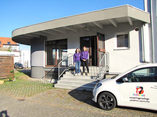 Aude Leblanc und Nadine Klumpp (von links) vor dem Gebäude der neuen Großtagespflegestelle „7 Freunde“ in Mörsch.