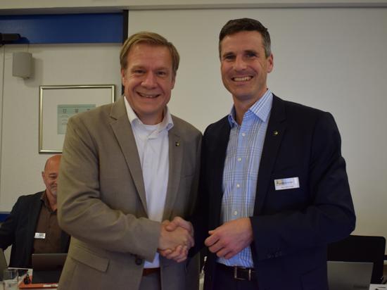 Der neu gewählte Bürgermeister Michael Heuser und Rheinstettens Oberbürgermeister Sebastian Schrempp schütteln sich die Hand.