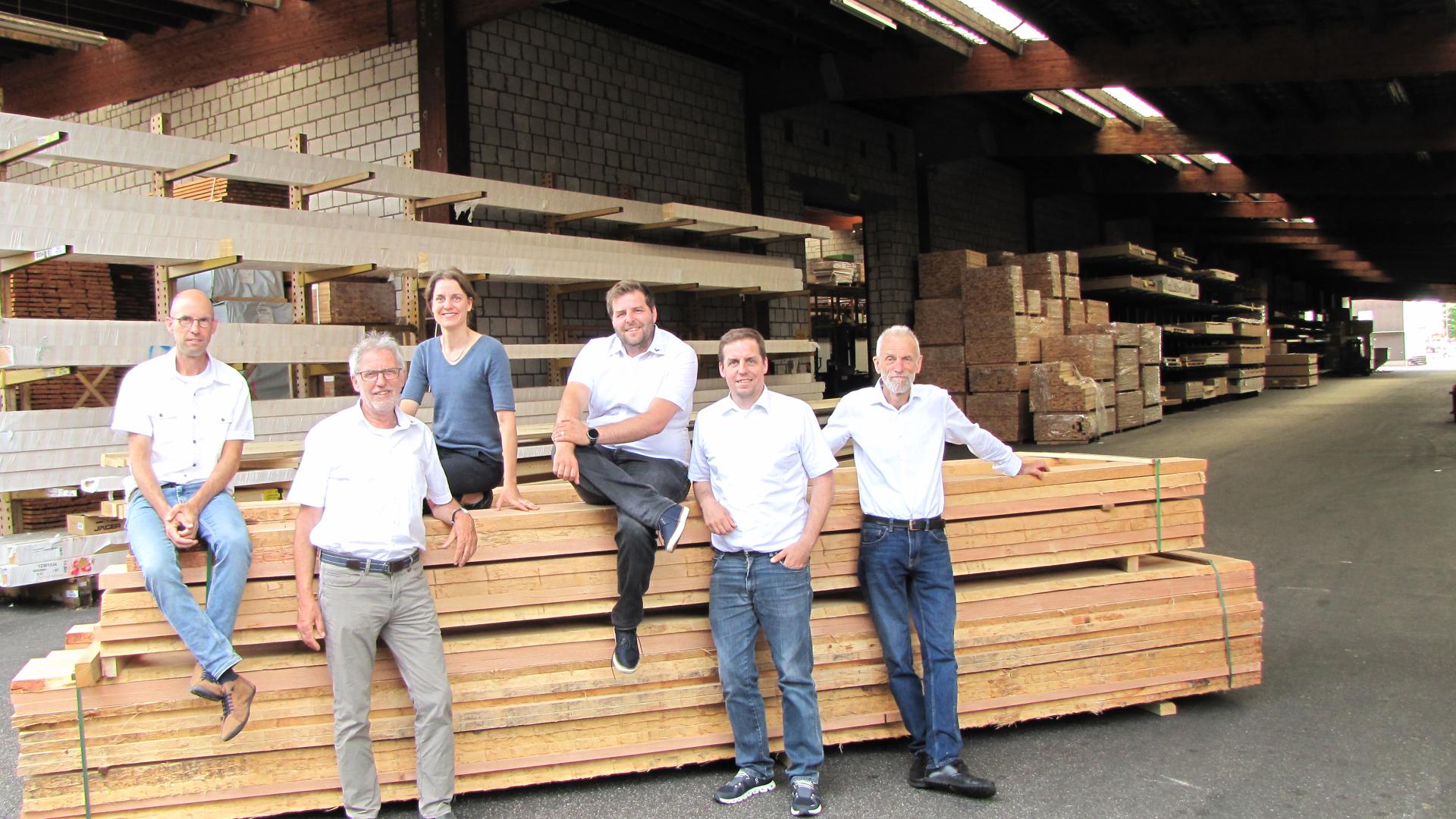 Das „Hirsch-Rudel“ in der mit viel Holz gefüllten großen Lagerhalle (von links): Wolfram, Werner, Maren, Michael, Christoph und Roland Hirsch.