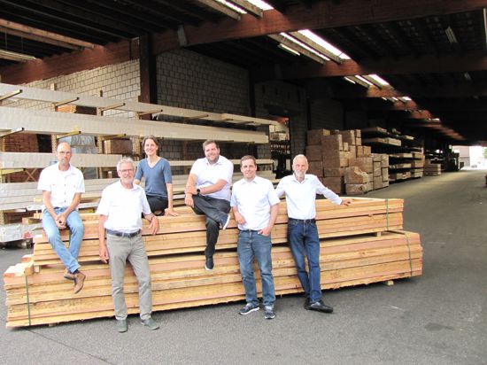Das „Hirsch-Rudel“ in der mit viel Holz gefüllten großen Lagerhalle (von links): Wolfram, Werner, Maren, Michael, Christoph und Roland Hirsch.  