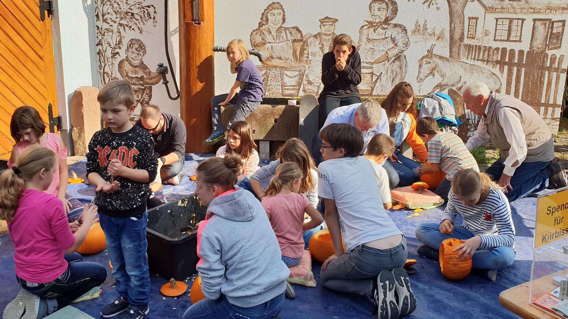 Beliebt bei Kindern: Die Aktion „Kürbisgeister Schnitzen“ findet bei gutem Wetter im Sommer im Hof des Museums statt. 