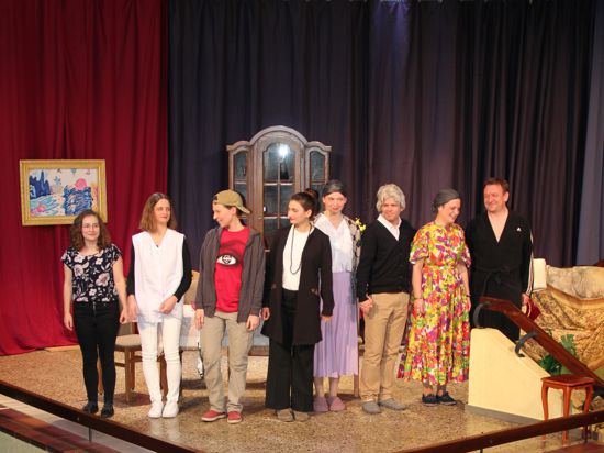 Die Komödie „Das Meisterwerk“ von Bettina Zippel spielte die Forchheimer Kolping-Theatergruppe um Christina Winter (mit Basecap und rotem T-Shirt) alias Essenslieferant Knut.