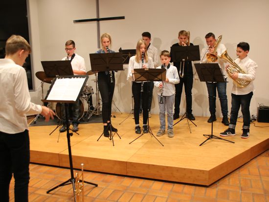 Mehrere Kinder und Jugendliche spielen auf einer Bühne ein Instrument beim Talentwettbewerb der Bürgerstiftung.