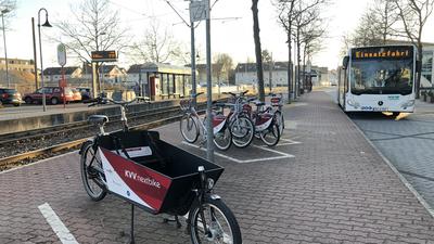 Verkehrsmittel-Wechsel: Dies ist ein Bereich, auf den das Mobilitätskonzept eingeht. Hier die Situation am Zentrum Rösselsbrünnle, wo Bus, Bahn und Fahrräder verfügbar sind.