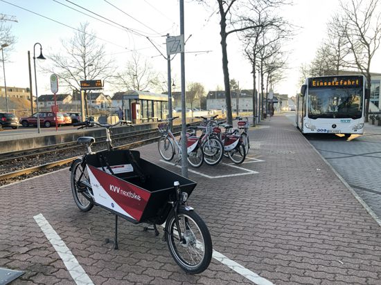Verkehrsmittel-Wechsel: Dies ist ein Bereich, auf den das Mobilitätskonzept eingeht. Hier die Situation am Zentrum Rösselsbrünnle, wo Bus, Bahn und Fahrräder verfügbar sind.