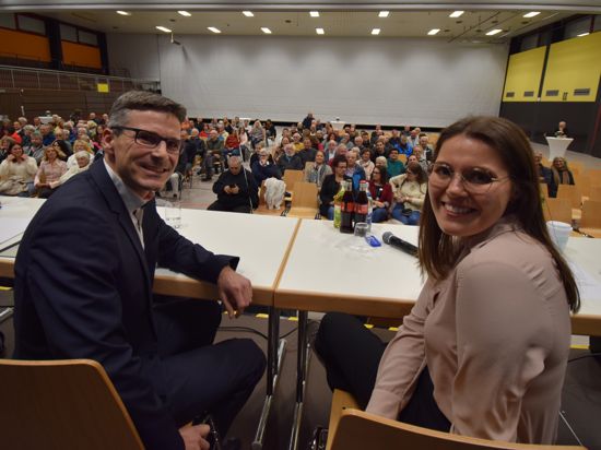 Sebastian Schrempp und Isabella Metzke lächeln auf dem Podium in der Ufgauhalle Forchheim in die Kamera. Im Hintergrund sieht man das Publikum.