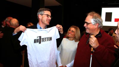 Die Nummer 1 in Rheinstetten: Sebastian Schrempp (links) bekommt von Andreas Held vom Beirat für Menschen mit Behinderung ein bedrucktes T-Shirt als Geschenk zu seinem Wahlerfolg überreicht. In der Mitte steht Schrempps Ehefrau Ursula.