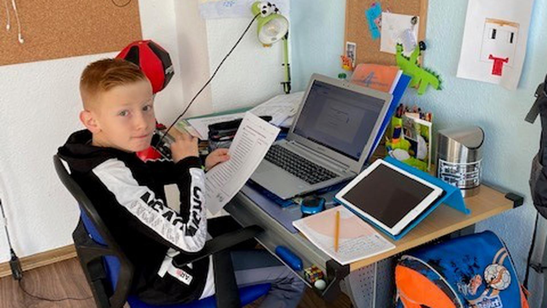Kinderzimmer statt Klassenzimmer: Der neunjährige Oskar aus Rheinstetten sitzt an seinem Schreibtisch. Er ist in Quarantäne.