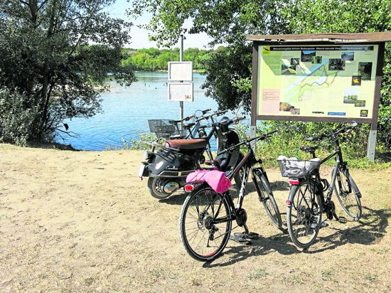 Fermasee Fahräder, See, Naturlandschaft und Motorroller, Hinweistafel auf Naturschutzgebiet