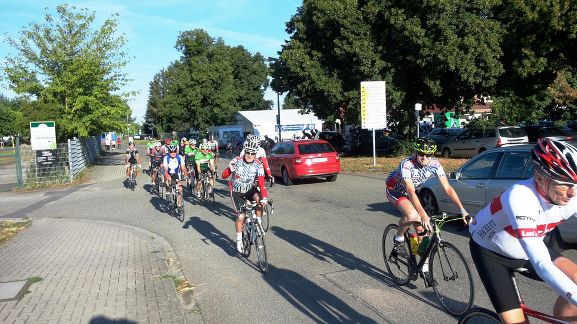 Sportlich unterwegs: Teilnehmer der Badischen Eröffnungsfahrt mit Start in Rheinstetten-Forchheim. Die Veranstaltung bildet traditionell den Auftakt der Radsportsaison des RSV Concordia.