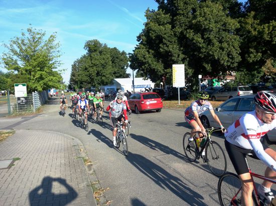 Sportlich unterwegs: Teilnehmer der Badischen Eröffnungsfahrt mit Start in Rheinstetten-Forchheim. Die Veranstaltung bildet traditionell den Auftakt der Radsportsaison des RSV Concordia.