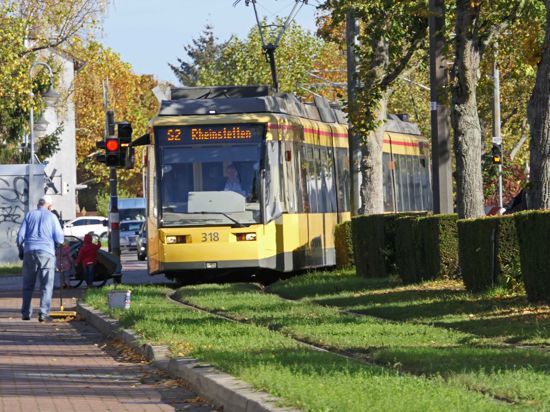 Stadtbahnlinie S2 fährt durch den Rheinstettener Stadtteil Forchheim