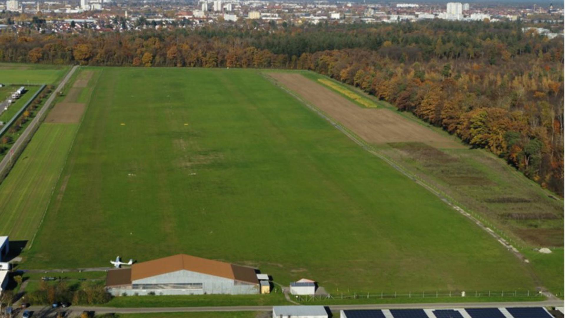 Die Garagendächer der Luftsportgemeinschaft (LSG) Rheinstetten sind bereits mit Photovoltaik belegt