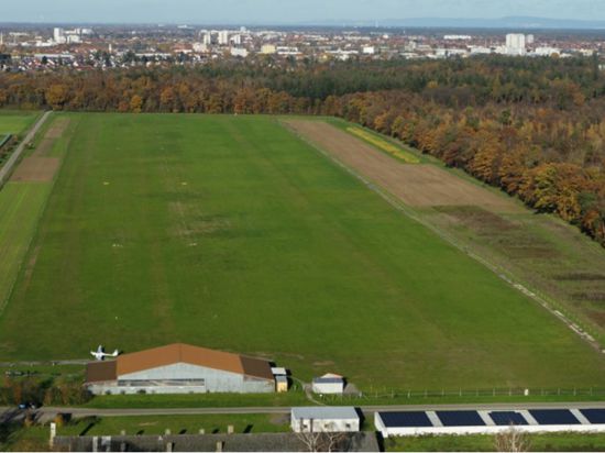Die Garagendächer der Luftsportgemeinschaft (LSG) Rheinstetten sind bereits mit Photovoltaik belegt