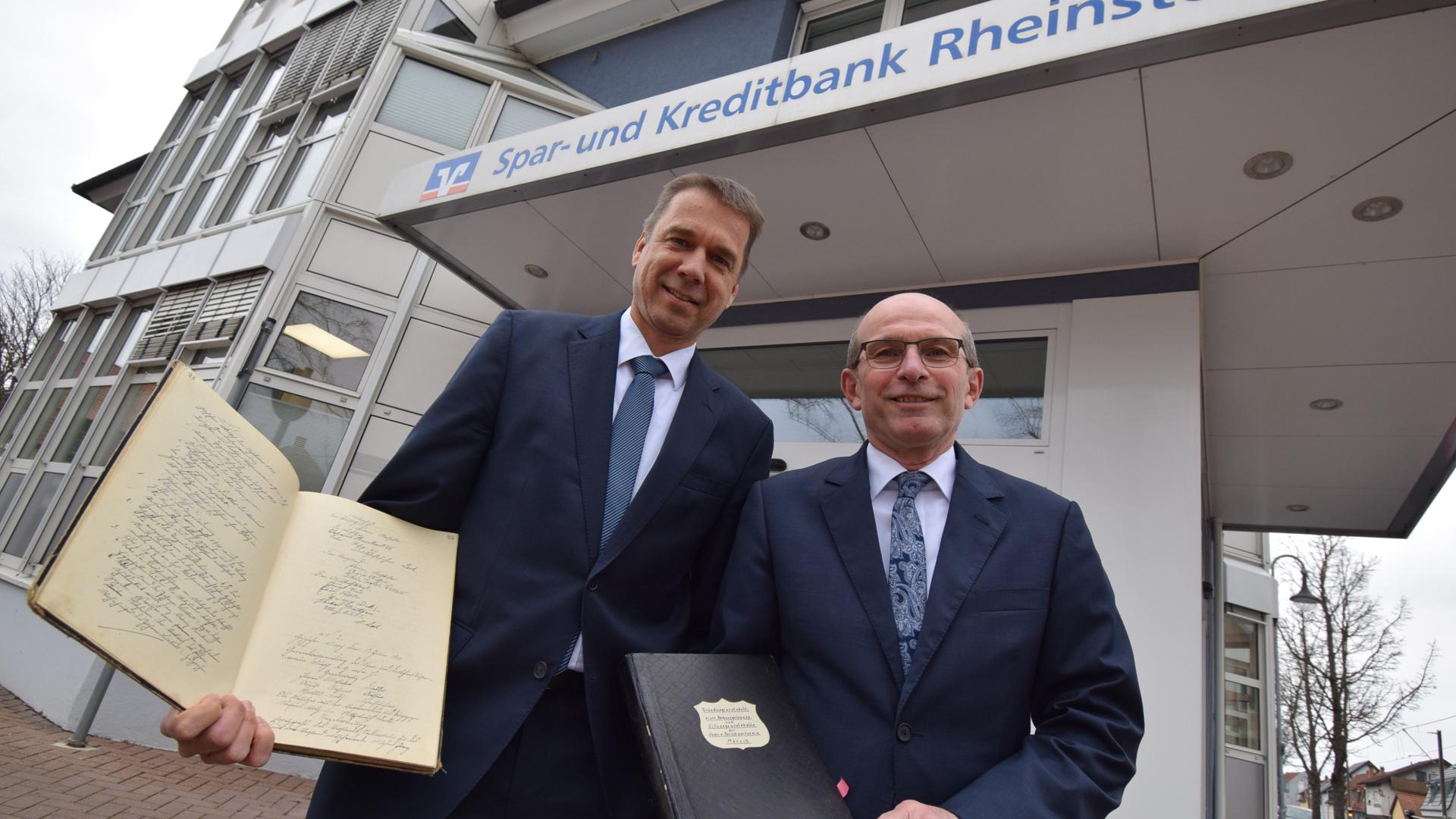Harald Schuppiser (rechts) und Steffen Wehe vom Vorstand der Spar- und Kreditbank stehen vor dem Bankgebäude in der Badener Straße in Rheinstetten.