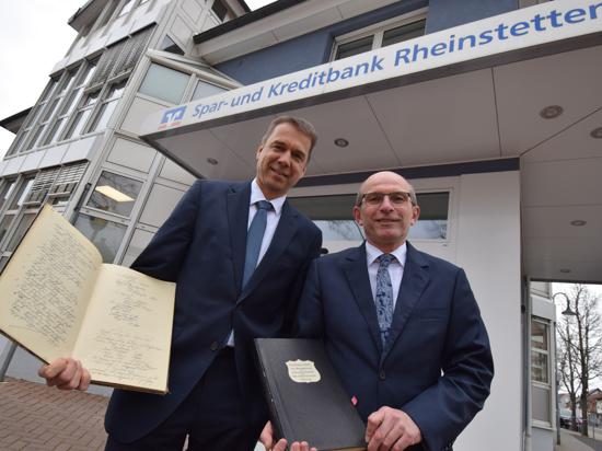 Harald Schuppiser (rechts) und Steffen Wehe vom Vorstand der Spar- und Kreditbank stehen vor dem Bankgebäude in der Badener Straße in Rheinstetten.