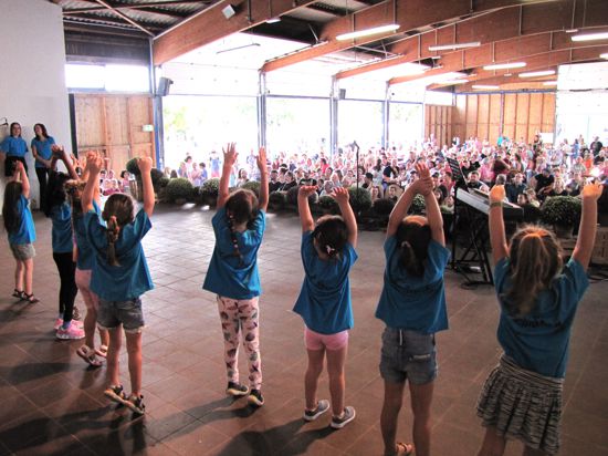 Die Kindertanzgruppe des Tanzsportclub Rheinstetten begeistert das Publikum in der voll besetzten Halle.