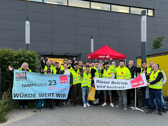 Höhere Löhne und Gehälter verlangen auch die Mitarbeiter des Edeka-Fleischwerks in Rheinstetten. Am Freitag haben sich einige an einem Warnstreik beteiligt, zu dem die Gewerkschaft Verdi aufgerufen hatte.