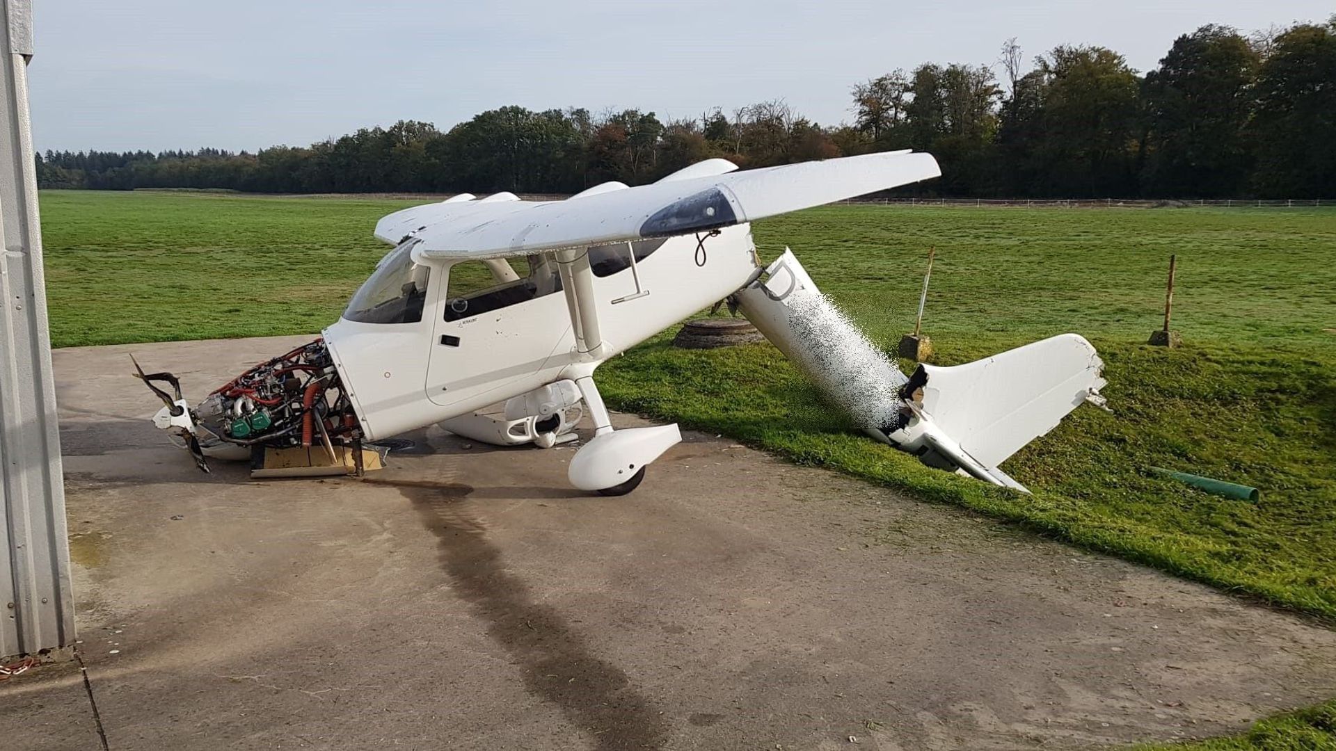 Wird demnächst geborgen: Das zerstörte Ultraleichtflugzeug stand am Montagvormittag noch auf dem Fluggelände in Rheinstetten.