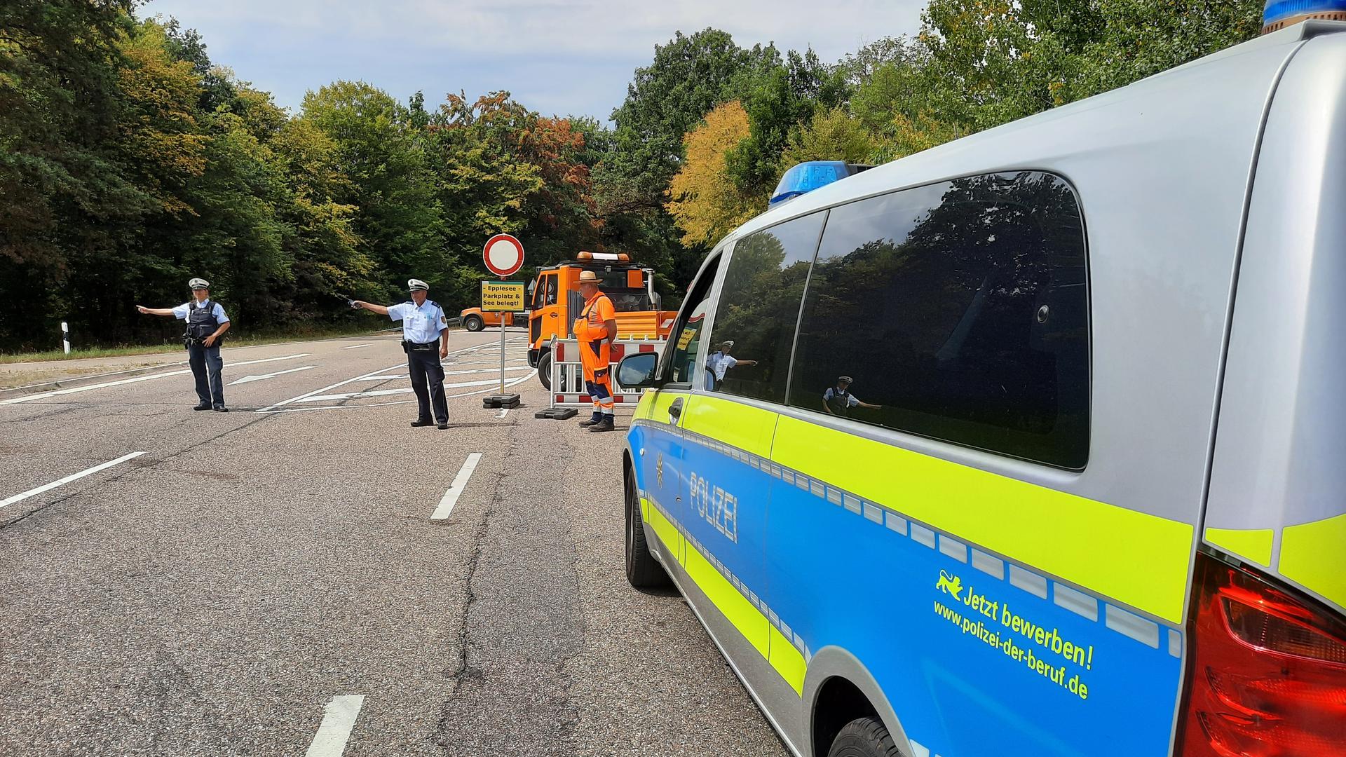 Eine Straßensperrung der Polizei auf der Zufahrt zum Epplesee in Rheinstetten.