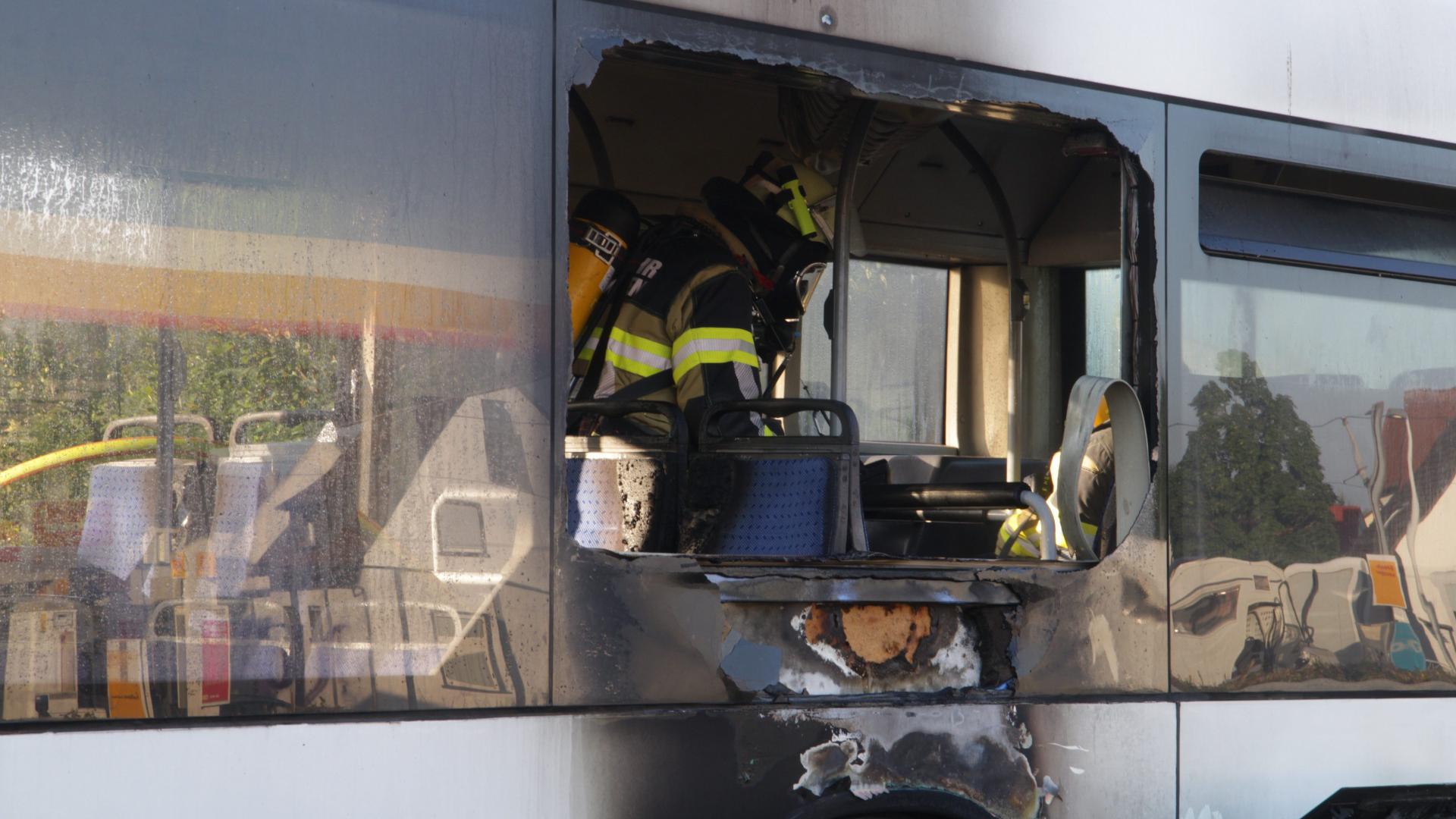 Feuerwehrmann in ausgebranntem Bus auf der B36 bei Rheinstetten. 