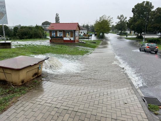 Überflutete Straße in Rheinstetten