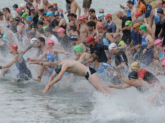  Die Athletinnen und Athleten beginnen mit dem Schwimmen beim Rheinstetten Triathlon.                 