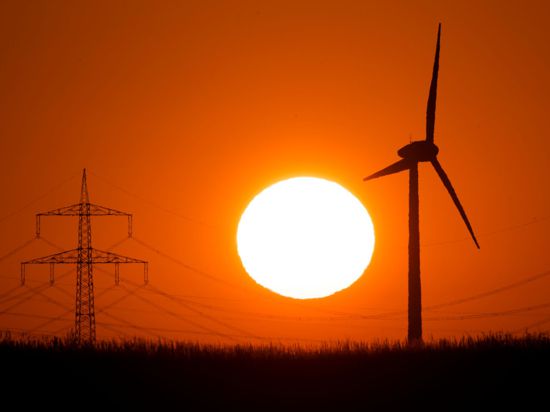 Rheinstetten  setzt stärker auf Ökostrom: Das Symbolbild zeigt eine Windkraftanage in der Abendsonne.