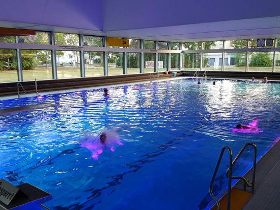 Ein Becken mit Schwimmern im Hallenbad in Rheinstetten-Forchheim 