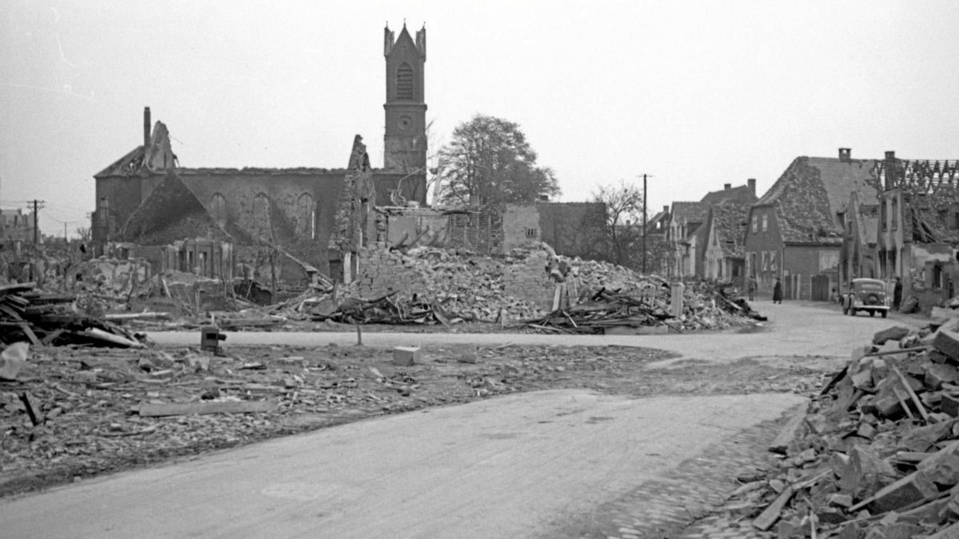 Das Ende des dörflichen Lebens: Die ausgebrannte Rintheimer Kirche ragt nach dem Luftangriff Ende April 1944 über zerstörten Häusern und ruinierten landwirtschaftlichen Nutzflächen auf.