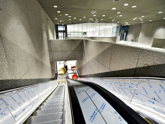 Rolltreppen führen von einer Zwischenebene der Kombilösung Karlsruhe zu der unterirdischen Haltestelle am Marktplatz. 