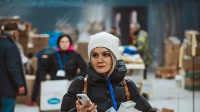 Im Verteilzentrum in Lwiw (Lemberg) in der Westukraine holt eine Frau dringend benötigte Medikamente und Hilfsmaterial ab. Die Spenden wurden von der Rosinen-Initiative in Deutschland gesammelt und in die Ukraine gebracht.