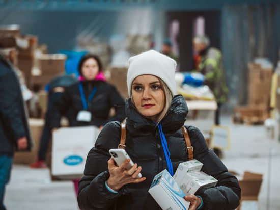 Im Verteilzentrum in Lwiw (Lemberg) in der Westukraine holt eine Frau dringend benötigte Medikamente und Hilfsmaterial ab. Die Spenden wurden von der Rosinen-Initiative in Deutschland gesammelt und in die Ukraine gebracht.