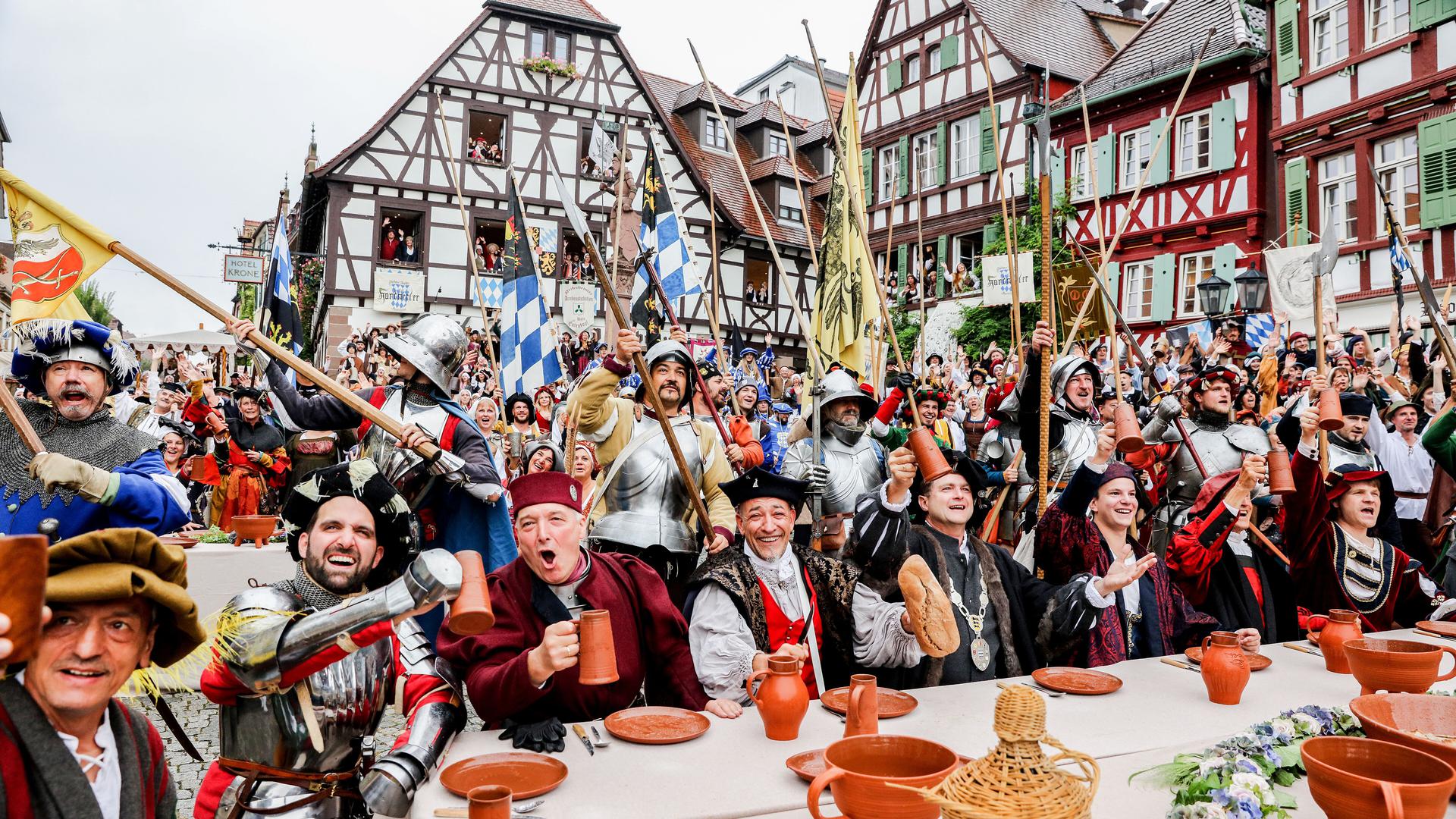 Jubel ohne Ende: In Bretten, nein: Brettheim, wird das Mittelalter gefeiert. Besser geht's nicht!