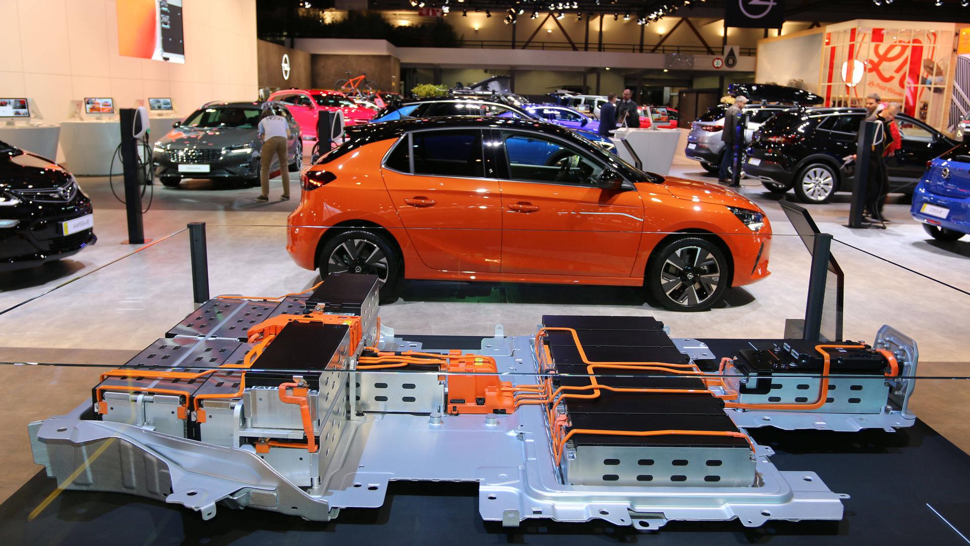 Das Schnittmodell der Lithium-Batterie eines Opel Corsa-E: Forscher arbeiten an vielen weiteren Batteriekonzepten, die ohne Lithium oder andere problematische Rohstoffe auskommen - an Magnesium-Schwefel-, Aluminium-, Zink-Luft- oder Calcium-Batterien.