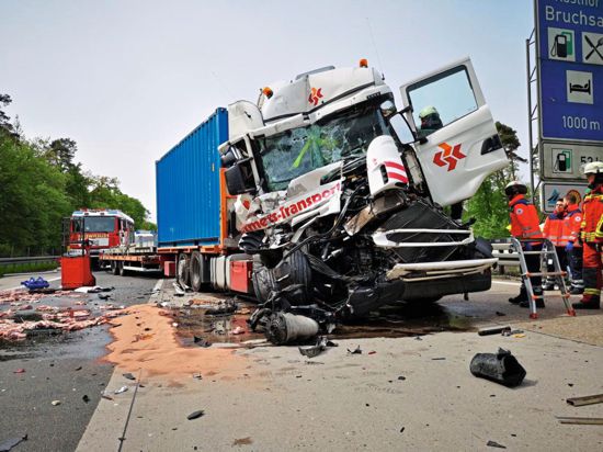Ein Schwerverletzter, Stau von bis zu 20 Kilometern Länge und hoher Sachschaden waren die Folgen eines Auffahrunfalls zweier Lkw am Dienstagvormittag auf der A5 beim Rasthof Bruchsal.