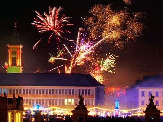Etliche Menschen beobachteten das Silvesterfeuerwerk in Karlsruhe von der böllerfreien Zone am Schlossplatz aus.