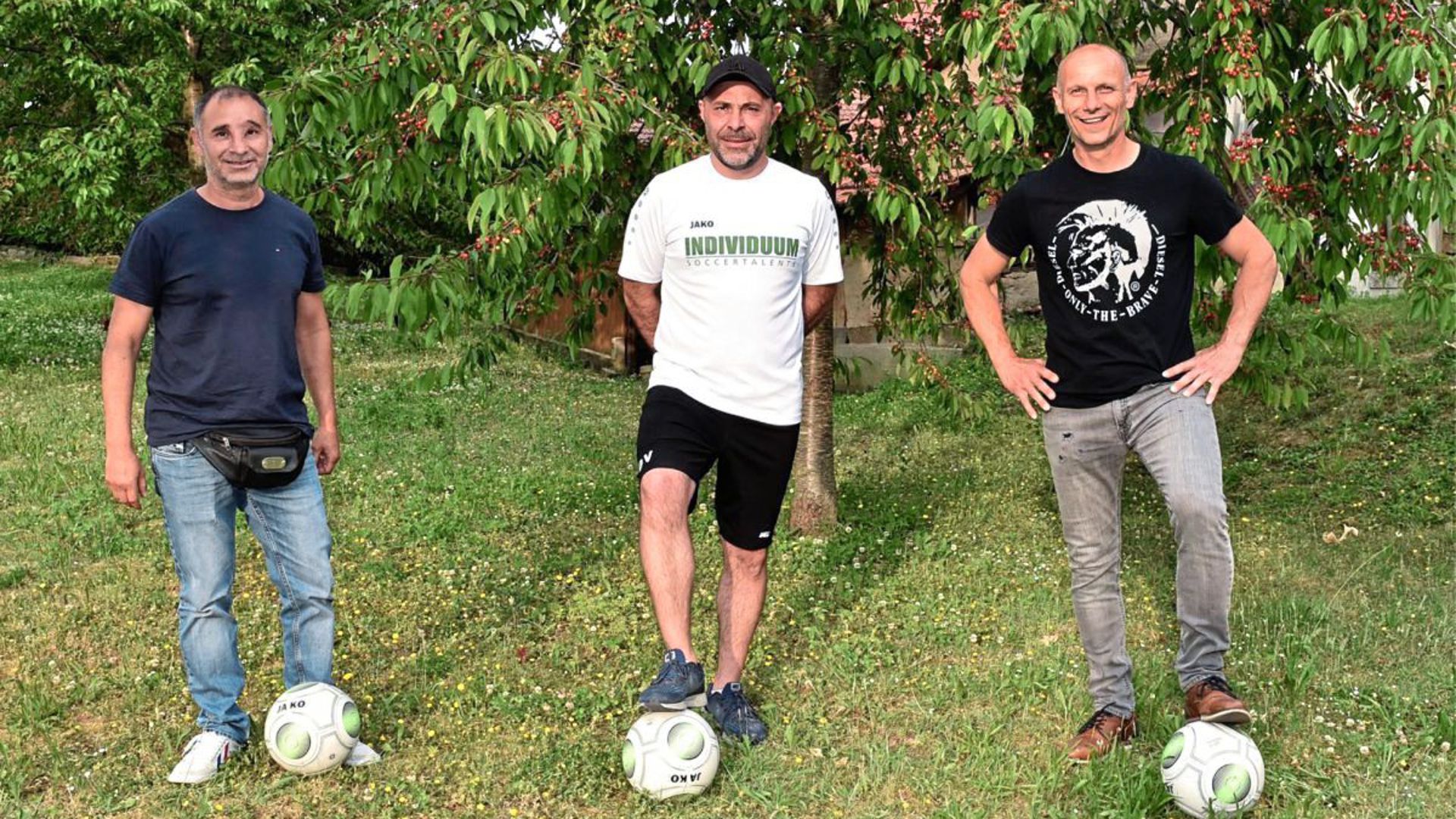 Tayfun Zeybekoglu, Damian Villacampa und Anastasios Fortomaris (von links) möchten auch weiter in der Halle Fußball spielen.