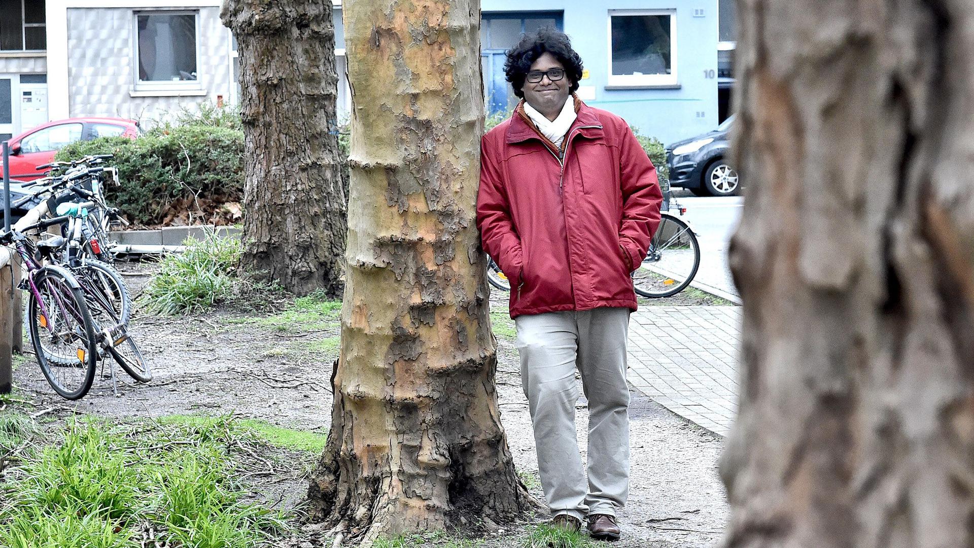 Der Förster und Forstwissenschaftler Somidh Saha an einer Karlsruher Platane - ein häufiger, aber nur bedingt zukunftsfester Straßenbaum. In Mannheim wurde der Baum immer wieder vom Massariapilz befallen.