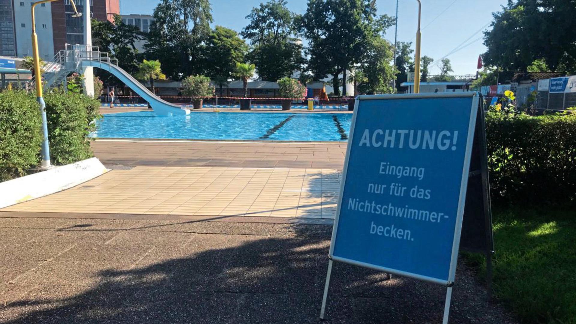 Blick auf die Becken: Im Karlsruher Sonnenbad dürften die Besucher aktuell nur auf der Wiese liegen. Foto: Rastätter