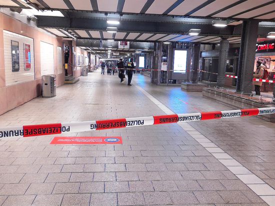 Die Polizei sperrte die Fußgängerunterführung am Karlsruher Hauptbahnhof wegen einer herrenlosen Tasche ab.