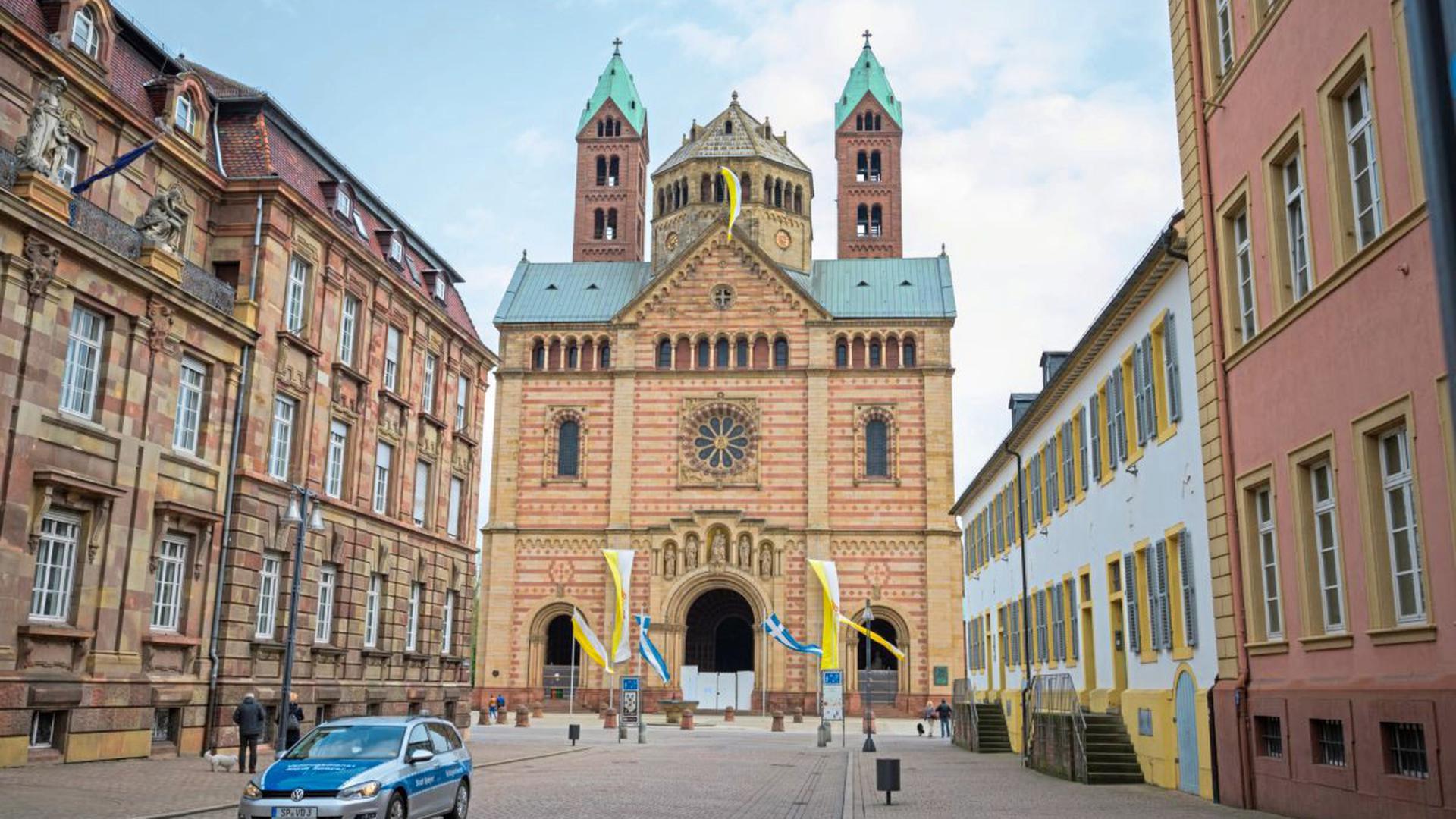 Der romanische Dom ist die größte Sehenswürdigkeit in Speyer.
