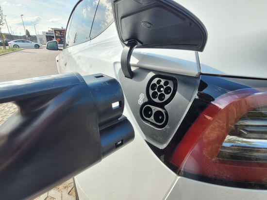 E-Auto wird an der Supercharger-Ladesäule von Tesla in Karlsruhe geladen.