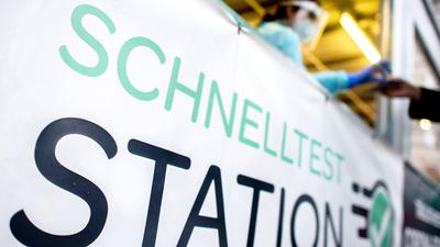Die Aufschrift „Schnelltest Station“ steht am Container einer Teststation in der Innenstadt.