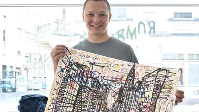 Christian Timm mit einer Zeichnung des Streetart-Künstlers Oliver Maichle.