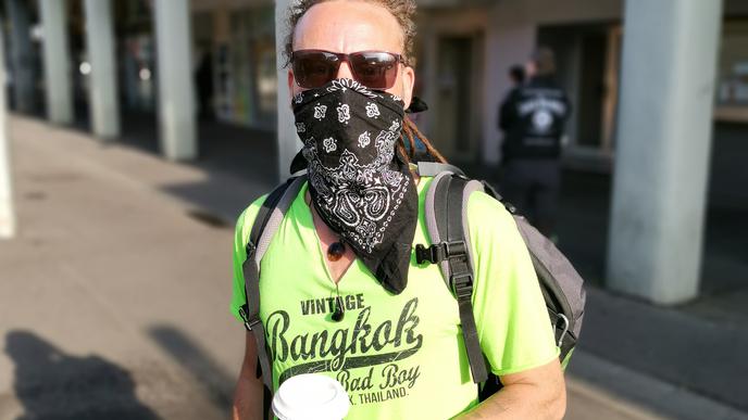 Auf Tuch statt Maske setzt Sandro Härtl in Karlsruhe. Das ist auch erlaubt - hauptsache, Mund und Nase sind bedeckt.