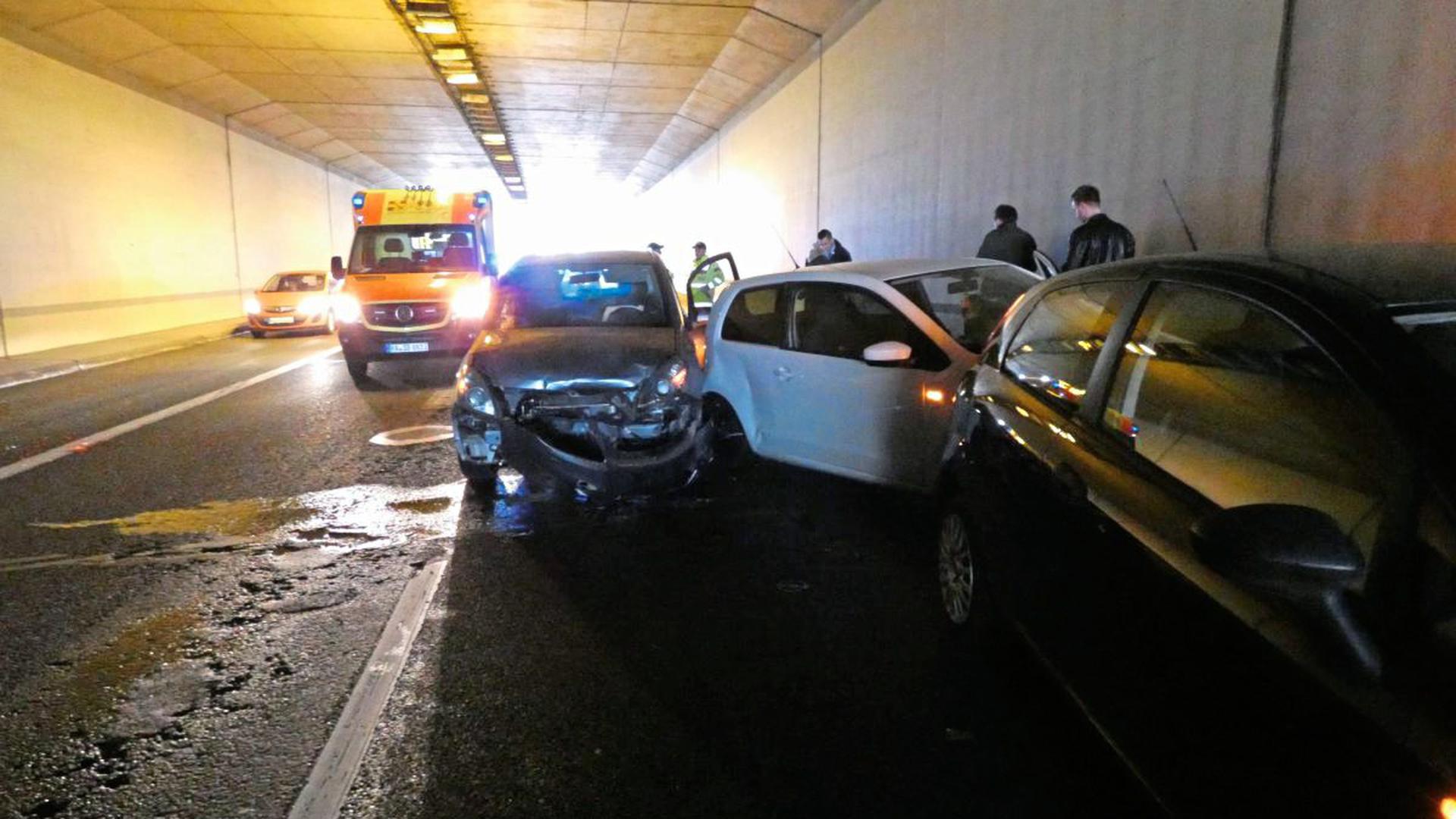 Bei dem Unfall waren drei Fahrzeuge beteiligt.