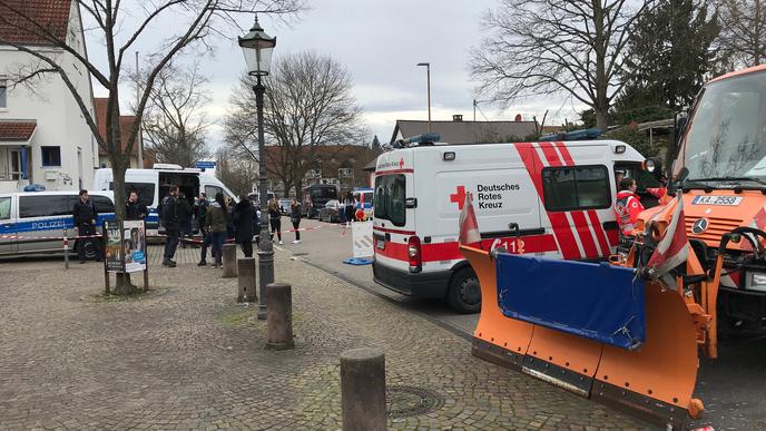Für die Sicherheit in Grötzingen sorgten die Polizei, das Deutsche Rote Kreuz und der Jugendschutz, unter anderem mit Absperrungen.