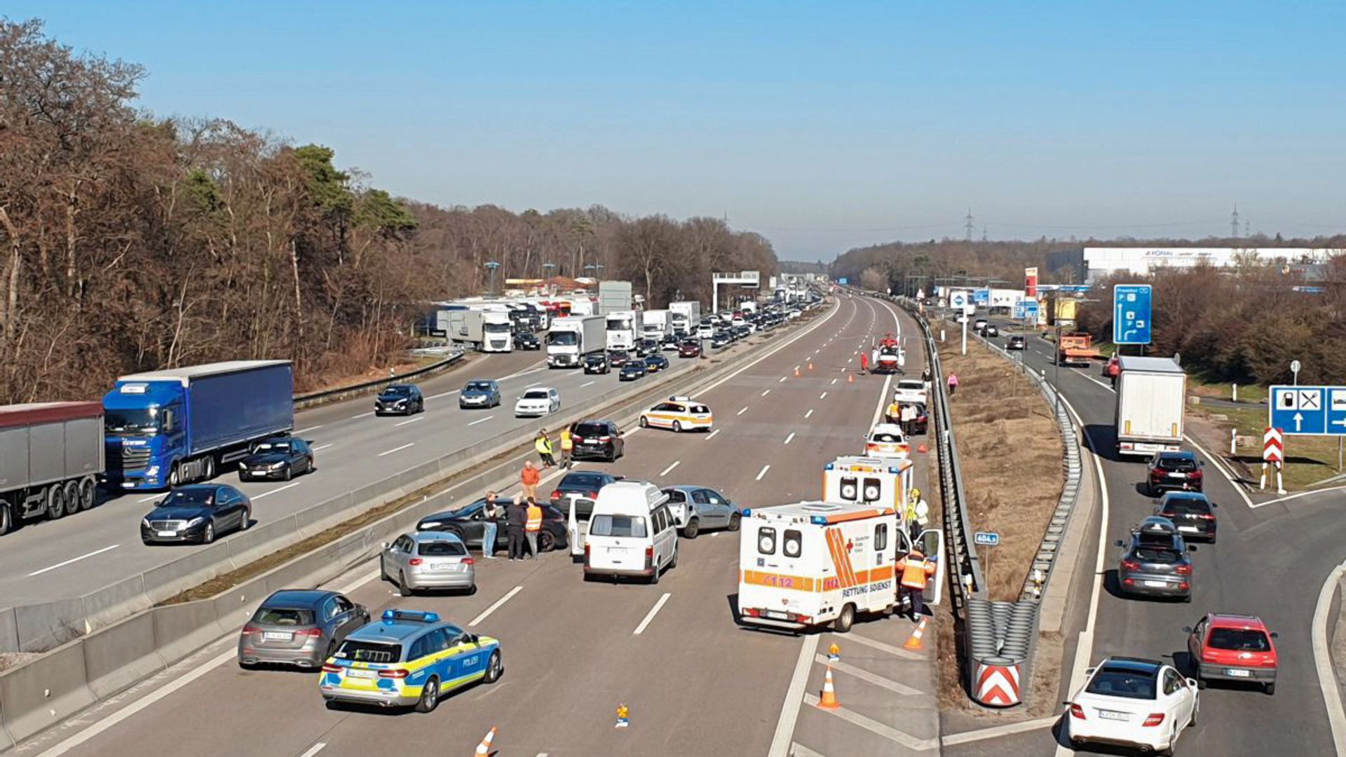 Am Samstagnachmittag kam es auf der A5 bei Bruchsal zu einem Unfall mit vier Fahrzeugen.